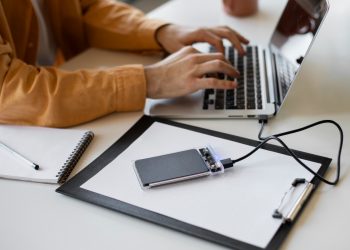 Jangan Diulangi, Ini Kebiasaan Salah Saat Mengisi Baterai Laptop dan Cara Pengisian yang Benar