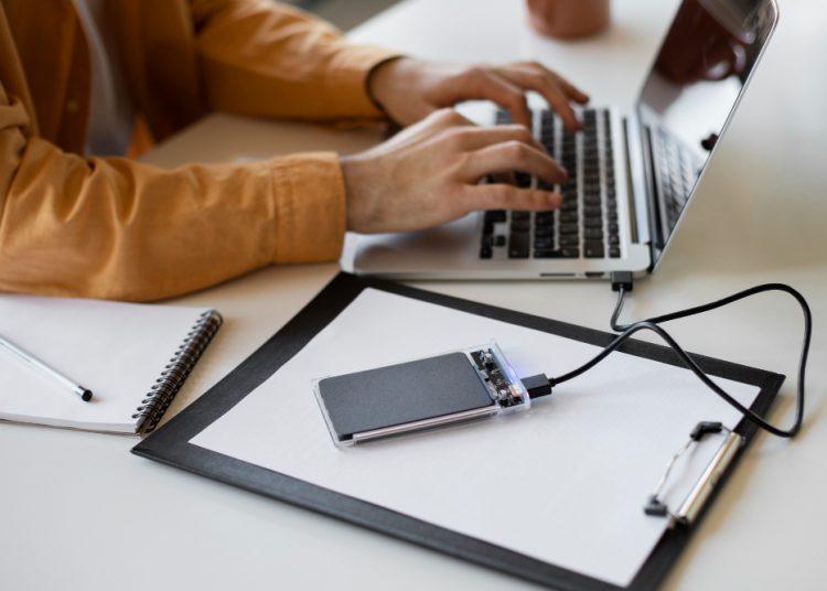 Jangan Diulangi, Ini Kebiasaan Salah Saat Mengisi Baterai Laptop dan Cara Pengisian yang Benar