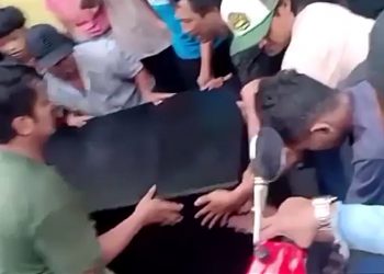 Aksi Massa di Rumah Ahmad Sahroni Berakhir Ricuh, Brankas Diarak dan Uang Ditemukan