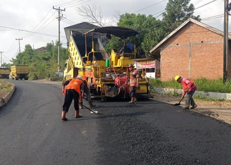 Pemkot Bengkulu Pasang Lampu PJU di Aru Jajar, Tingkatkan Keamanan dan Estetika Kota