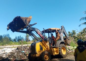 Marak TPA Liar, Camat dan Warga Muara Bangkahulu Bersihkan Tumpukan Sampah di Jalan Pariwisata