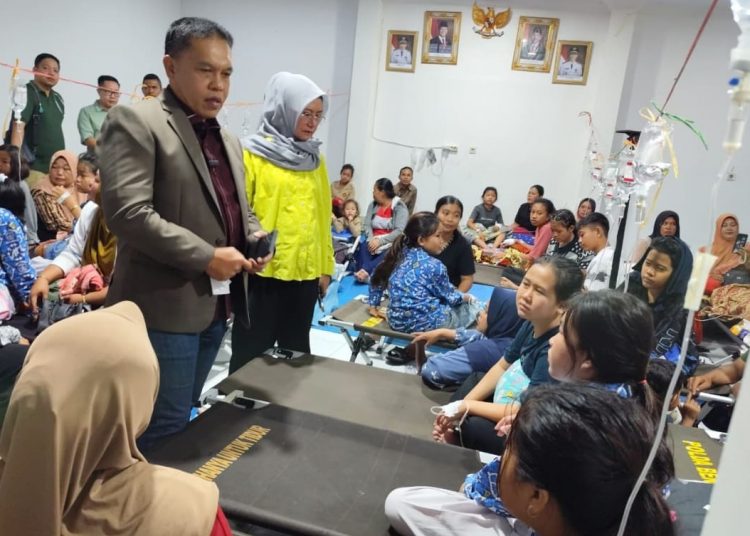 Bupati Lebong Kunjungi Korban Keracunan, Sampaikan Maaf dan Dukungan