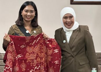 Waka I DPRD RL Beri Cenderamata Batik Kaganga, Wamenpar Terkesan dengan Motif Khas Rejang Lebong