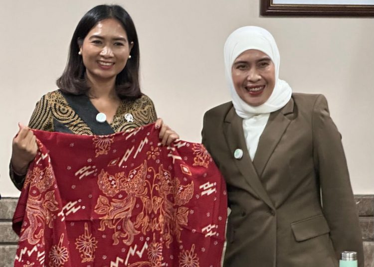 Waka I DPRD RL Beri Cenderamata Batik Kaganga, Wamenpar Terkesan dengan Motif Khas Rejang Lebong