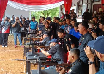 Gubernur Helmi Hasan Juarai Lomba Eksebisi Menembak, Tunjukkan Akurasi Jitu
