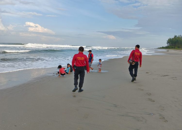 Patroli Humanis di Pantai Panjang, Polda Bengkulu Jalin Komunikasi dengan Pengunjung