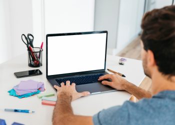 Rahasia Mata Sehat Meski Seharian Menatap Layar