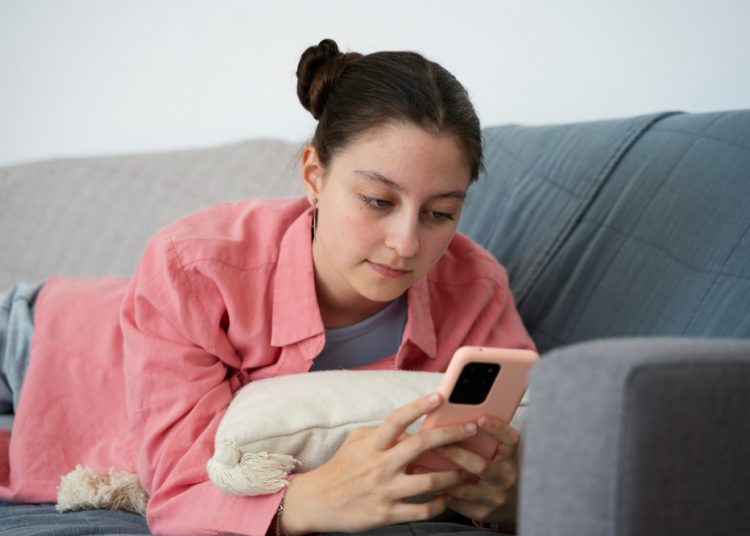 Merusak Mata! Ini 5 Tips Praktis Menjaga Kesehatan Mata Saat Melihat Layar Gadget