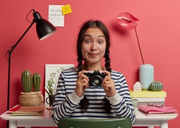 Generasi Konten: Ketika Anak Muda Lebih Pilih Kamera daripada Kantor