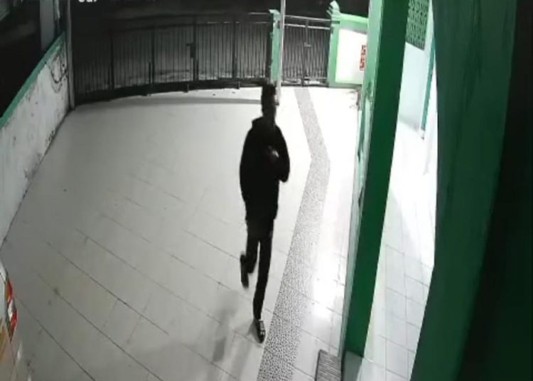 Terekam CCTV, Aksi Pencurian di Masjid Belakang Gedung Viral di Media Sosial