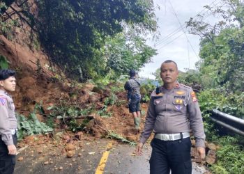 Longsor Tutup Jalan Nasional Manna-Lahat, Sat Lantas Polres Bengkulu Selatan Lakukan Penanganan