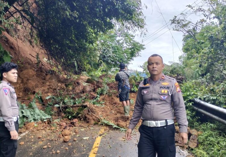 Longsor Tutup Jalan Nasional Manna-Lahat, Sat Lantas Polres Bengkulu Selatan Lakukan Penanganan