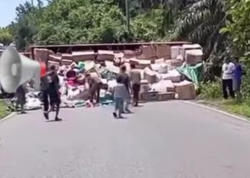 Jalan Lintas Sumatera Lumpuh Total, Sebuah Mobil Muatan Terguling di Sulau