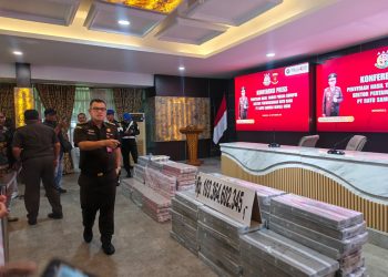 Kejati Bengkulu memamerkan hasil sitaan sebesar lebih dari Rp103 miliar dari 12 tersangka kasus korupsi tambang batu bara. Aset ini merupakan bagian dari upaya pemulihan kerugian negara yang mencapai Rp500 miliar. (ANGGI)