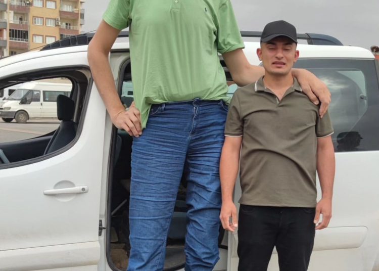 Siapa Manusia Tertinggi di Dunia Yang Masih Hidup Versi Guinness World Records, Berapa Ya Tingginya?