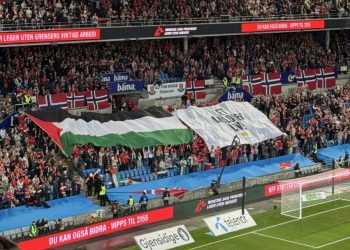 Penonton Kibarkan Bendera Palestina Raksasa Kala Norwegia “Bombardir” Israel 5-0