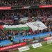 Penonton Kibarkan Bendera Palestina Raksasa Kala Norwegia “Bombardir” Israel 5-0