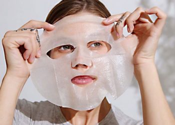 Hati-Hati Memakai Sheet Mask: Manfaat, Risiko, dan Cara Pemakaian yang Benar