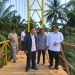 Ditinjau Langsung Bupati, Jembatan Gantung Aik Nelengau Diperbaiki, Janji Lantai Plat Besi Tahun Depan