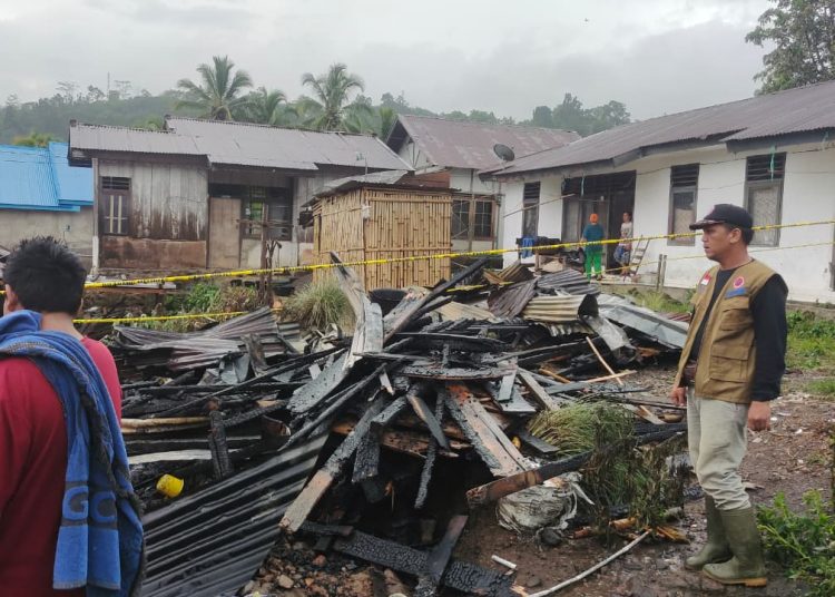 Kebakaran di Bingin Kuning, Anak Korban Luka Bakar Ringan, Wabup Lebong Serahkan Bantuan Masa Panik