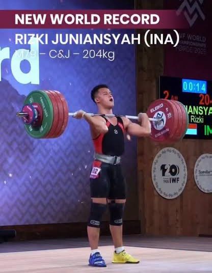 Pecahkan Rekor Dunia, Rizki Juniansyah Boyong 2 Medali Emas Kejuaraan Dunia IWF 2025