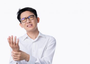 Faktanya Mandi Malam Bukan Penyebab Rematik, Ini Alasannya