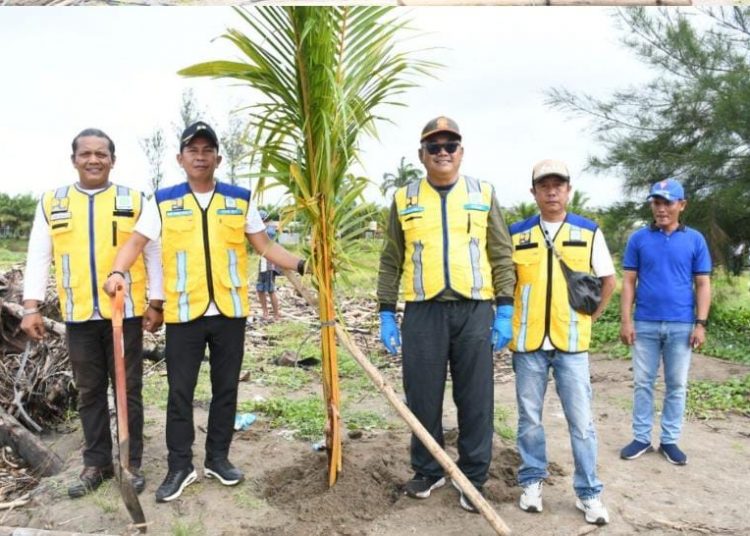 Hari Bhakti PU ke-80, BWS dan Pemkot Bengkulu Hijaukan Sungai Hitam