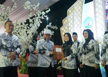 Gubernur Helmi Hasan Apresiasi Jasa Guru dan Serahkan Bantuan Rp1,1 Miliar untuk PGRI pada Puncak HGN di Kepahiang