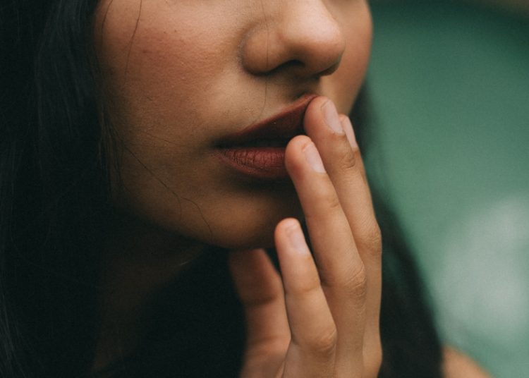 Gak PD Punya Bibir Hitam? Ini 5 Solusi Alami Mengatasinya