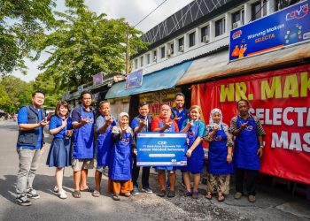 Perkuat Ekonomi Pelaku Usaha, Bank Raya Serahkan Dukungan Prasarana bagi Pedagang Kaki Lima di Cluster Unggulan Sidodadi Semarang