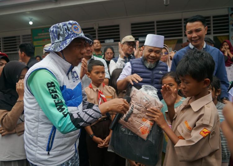 Tinjau Banjir Bandang di Batu Busuk, Gubernur Helmi Serahkan Bantuan untuk Warga yang Kehilangan Rumah
