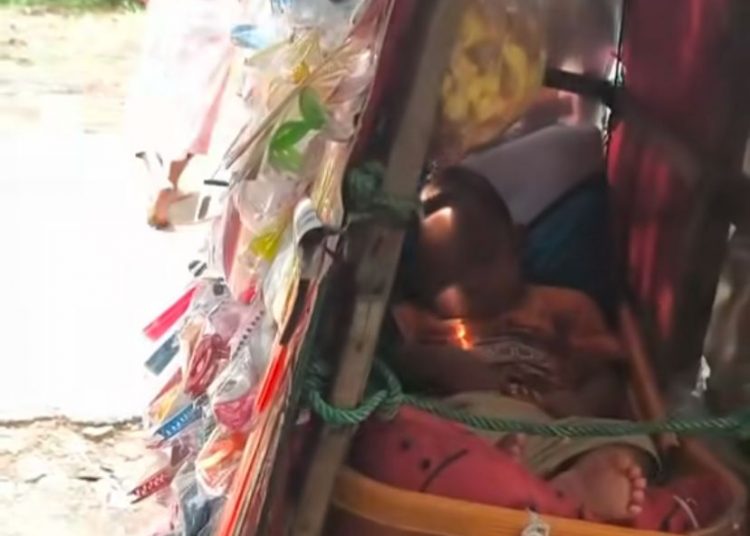 Bikin Nyesek, Bayi Sejak 57 Hari Sudah Diajak Jualan Aksesoris Keliling Karena Ibu Jadi Imigran di Arab Saudi