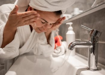 5 Manfaat Mencuci Muka Menggunakan Air Hangat untuk Kesehatan Kulit Wajah