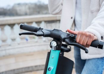 Simak Tips Mudah Mengisi Baterai Sepeda Listrik yang Benar