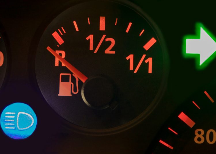 Simak 7 Penyebab Indikator Bensin Mobil yang Tidak Akurat