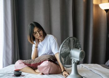 Meski Sejuk, Ini 5 Bahaya Tidur dengan Kipas Angin