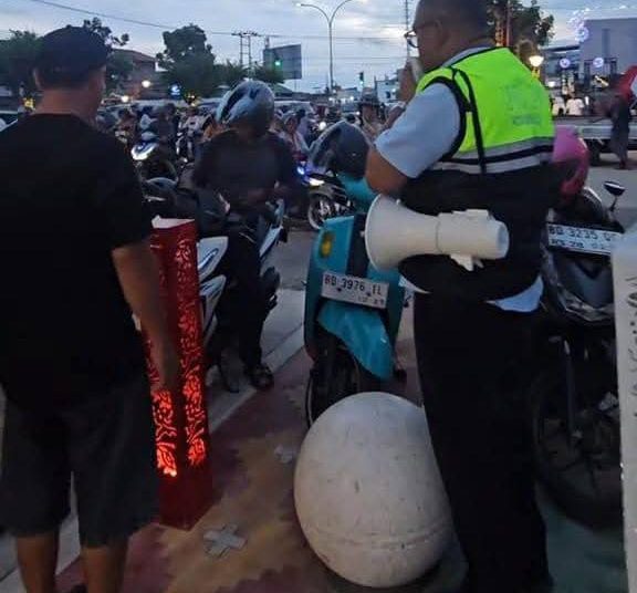 Satpol PP Tertibkan Penggunaan Trotoar di Belungguk Point, Pengunjung Diingatkan Hak Pejalan Kaki