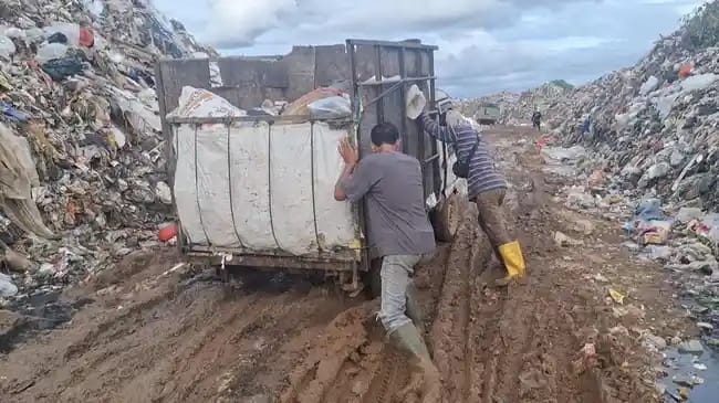 Sopir Angkutan Sampah Keluhkan Akses TPA Air Sebakul, DPRD Janjikan Solusi Cepat