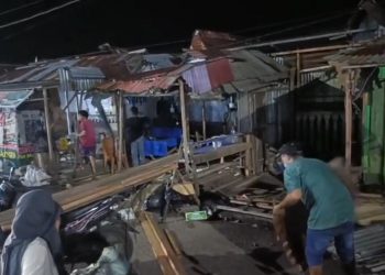 Pedagang di Jalan Salak Bongkar Sendiri Lapak Diatas Badan Jalan