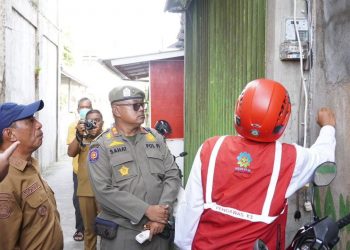 Satpol PP Tertibkan Sumber Listrik Ilegal PKL di Pasar Panorama