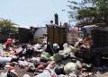 Puluhan Petugas Sampah LPM Protes, Buang Sampah di Kantor Wali Kota Bengkulu