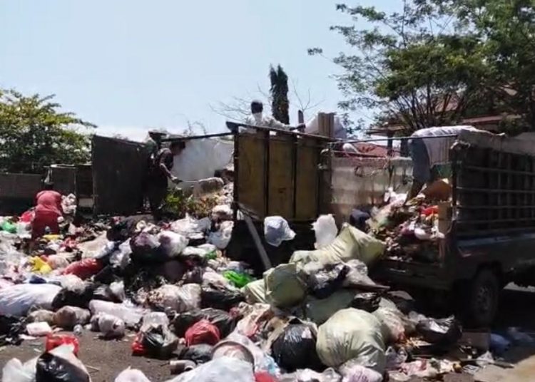 Puluhan Petugas Sampah LPM Protes, Buang Sampah di Kantor Wali Kota Bengkulu