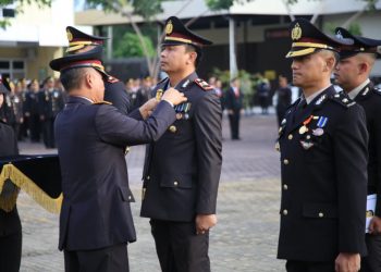 Kapolda Bengkulu Anugerahkan Satyalancana Pengabdian kepada 422 Personel Polri