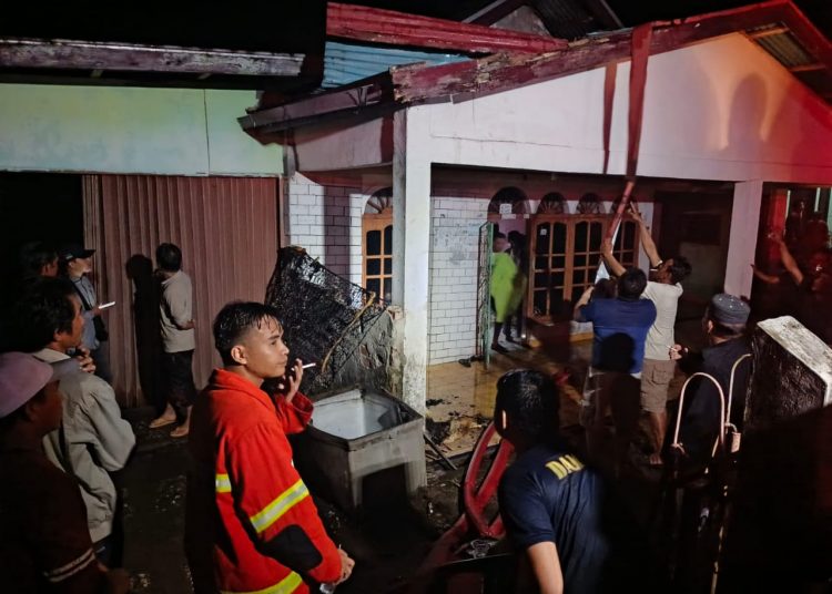 Gerak Cepat Warga dan Damkar Selamatkan Rumah Andi Calea dari Amukan Jago Merah