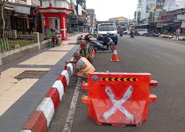 Pemkot Bengkulu Percantik Jalan KZ Abidin, Kanstin Trotoar Dicat Merah Putih