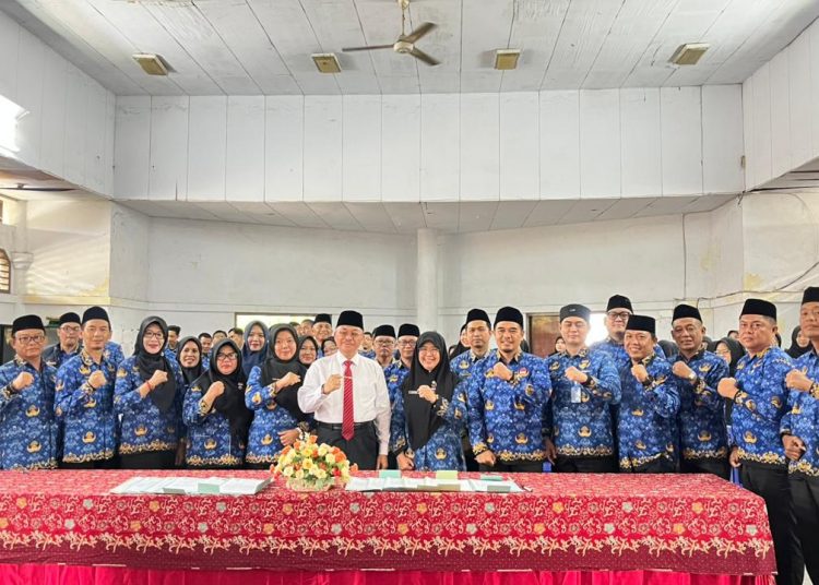 Penandatanganan Perjanjian Kerja DLHK, Asisten II Tegaskan Pentingnya Tanggung Jawab Bersama