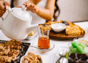 Kenapa Teh Sebaiknya Dihindari saat Sahur dan Berbuka Puasa