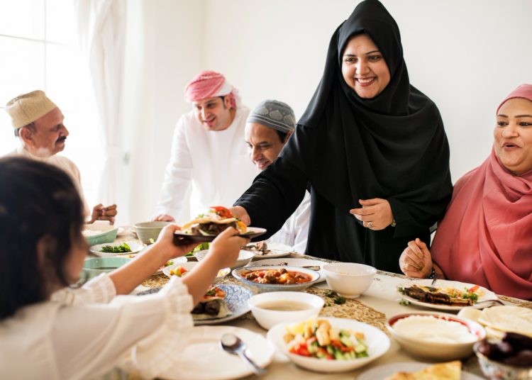 Suka Kalap Saat Berbuka Puasa? Yuk, Terapkan Mindful Eating!
