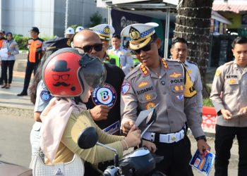 Tekan Angka Kecelakaan, Ditlantas Polda Bengkulu Bagi Stiker Edukasi Keselamatan