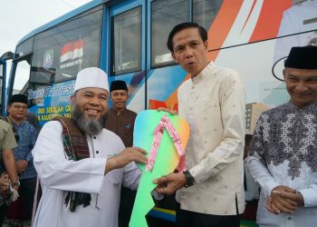 Gubernur Bengkulu Serahkan Bantuan Bus Sekolah Gratis untuk Kabupaten Kaur